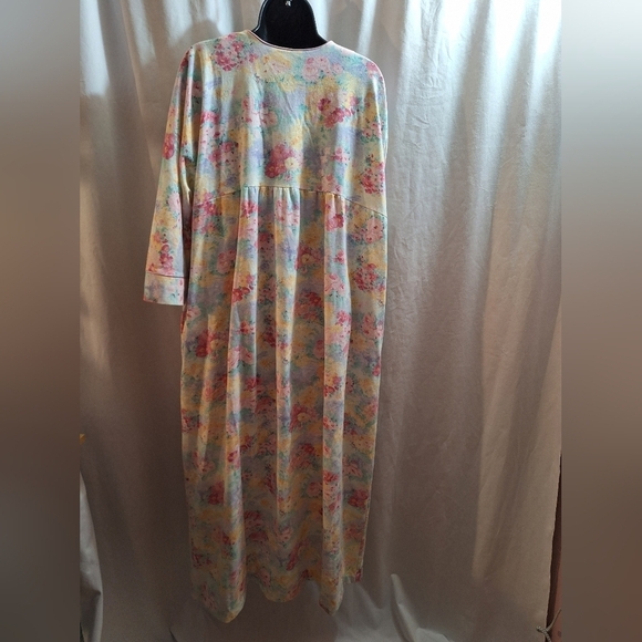 Amanda Stewart vintage nightgown robe /Muumuu floral size large has pockets. - Picture 6 of 7